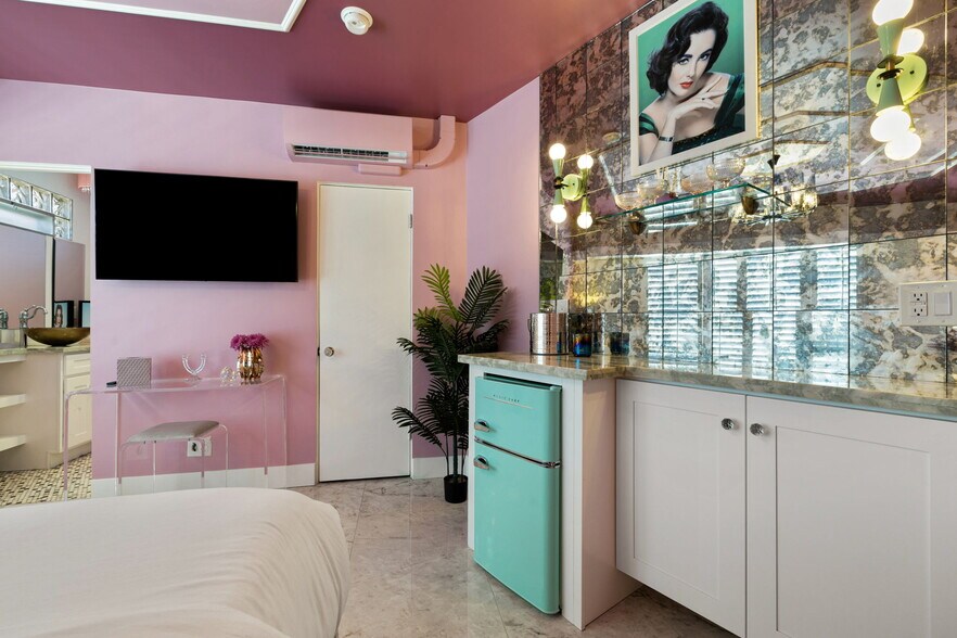 More Photos Of 120 W Vereda Sur, Palm Springs Hotel For Sale