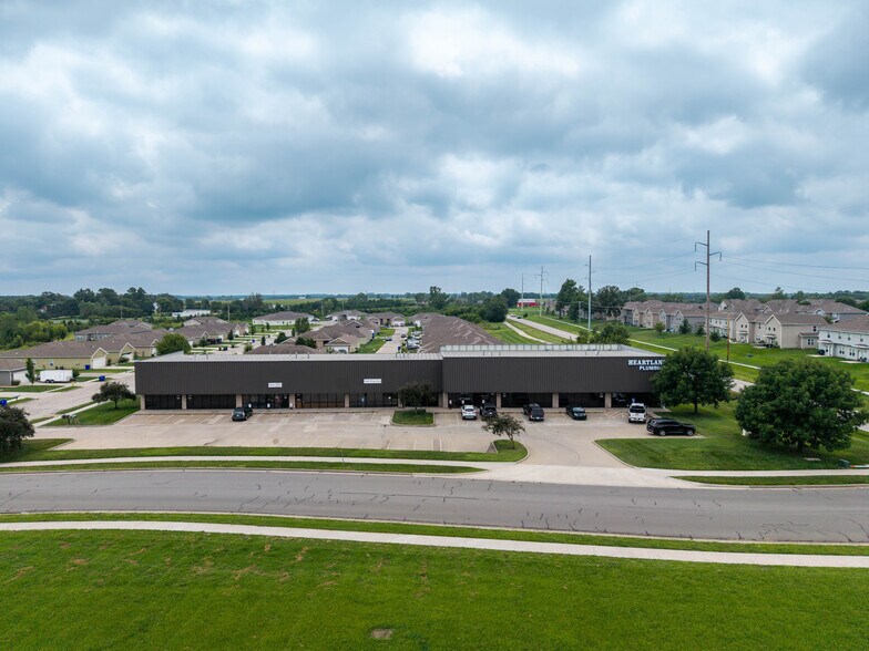 More Photos Of 800 Creekside Dr, Gardner Showroom For Sale