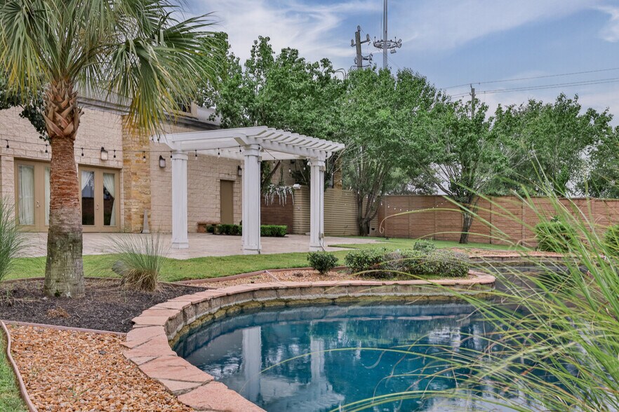 More Photos Of 15301 Gulf Fwy, Houston Freestanding For Sale