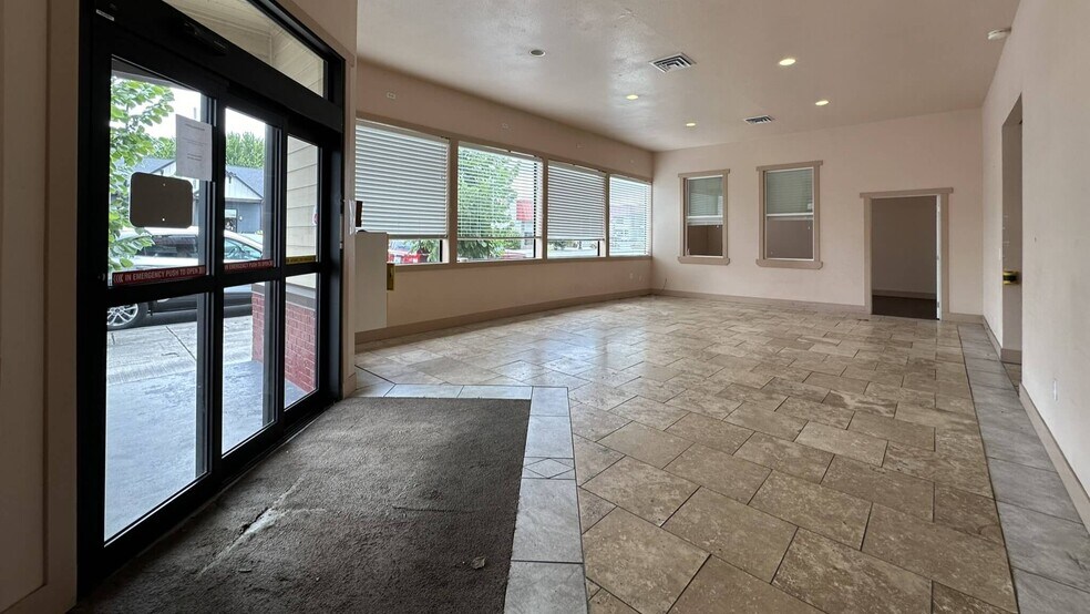 More Photos Of 404 W Main St, Kelso Restaurant For Lease