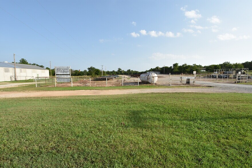 More Photos Of 701 W Broadway, Seminole Manufacturing For Sale