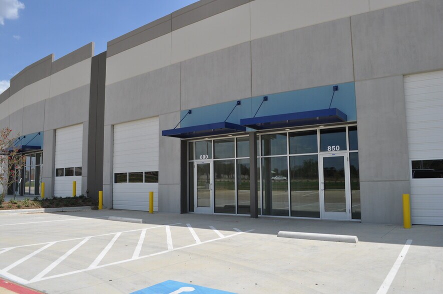 More Photos Of 550 W Round Grove Rd, Lewisville Showroom For Lease