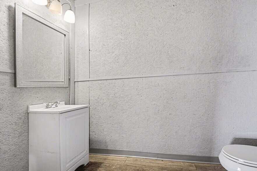 More Photos Of 1004 18th Pl, Plano Office For Lease