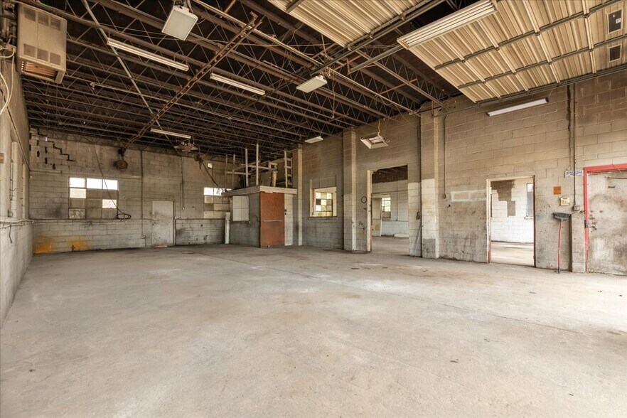 More Photos Of 1341 S School Ave, Fayetteville Auto Repair For Sale