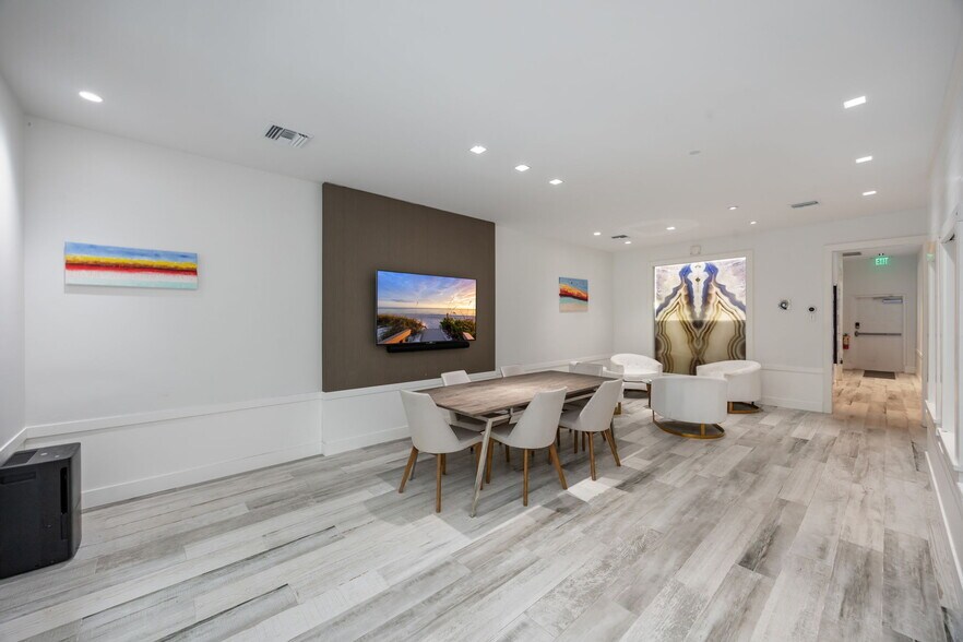 More Photos Of 1011-1065 5th Ave N, Naples Office Residential For Sale