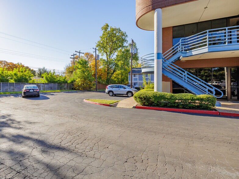 More Photos Of 2579 Western Trails Blvd, Austin Medical For Lease