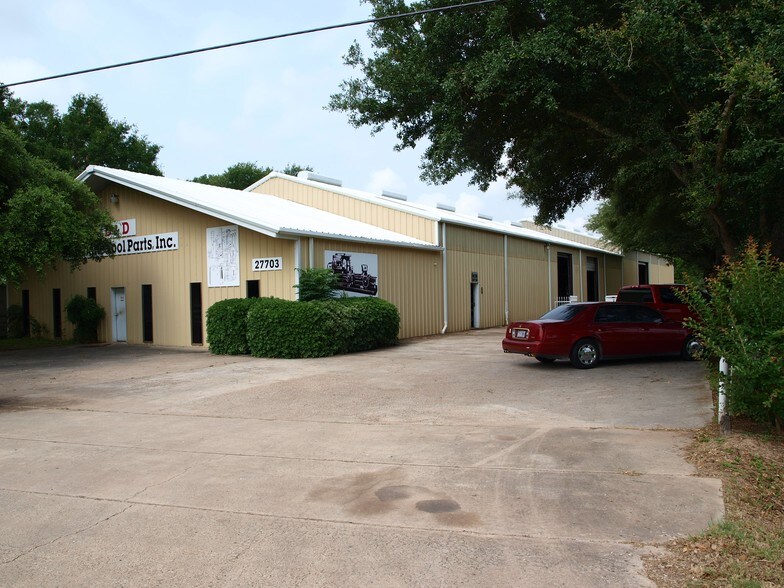 More Photos Of 27703 Calvert Rd, Tomball Warehouse For Lease