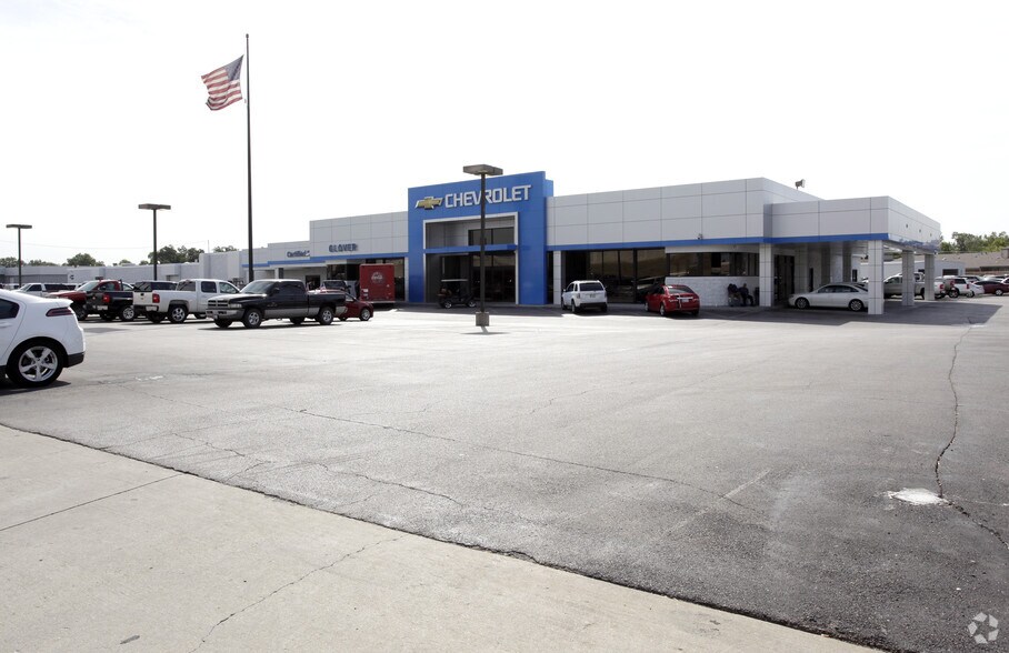 Primary Photo Of 8130 E Skelly Dr, Tulsa Auto Dealership For Sale