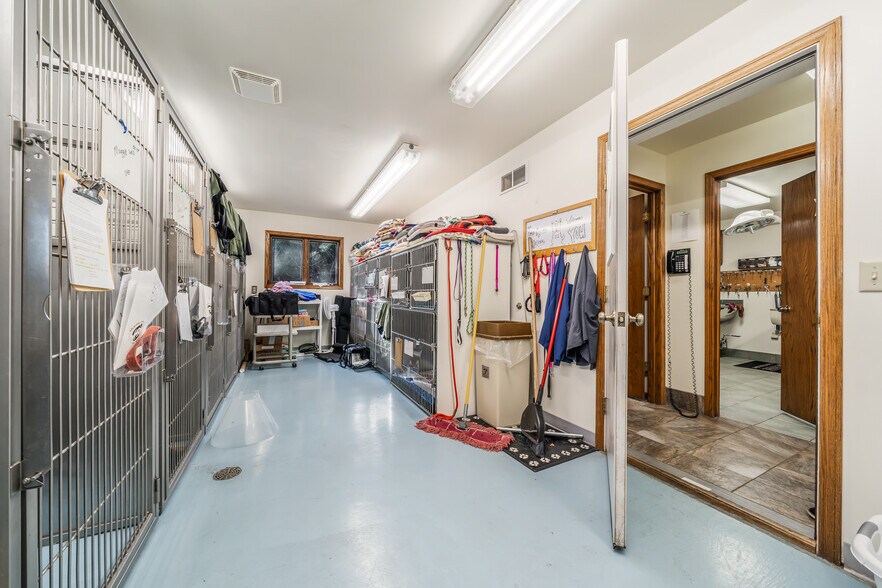More Photos Of 645 Hawthorne Dr, Omro Veterinarian Kennel For Sale