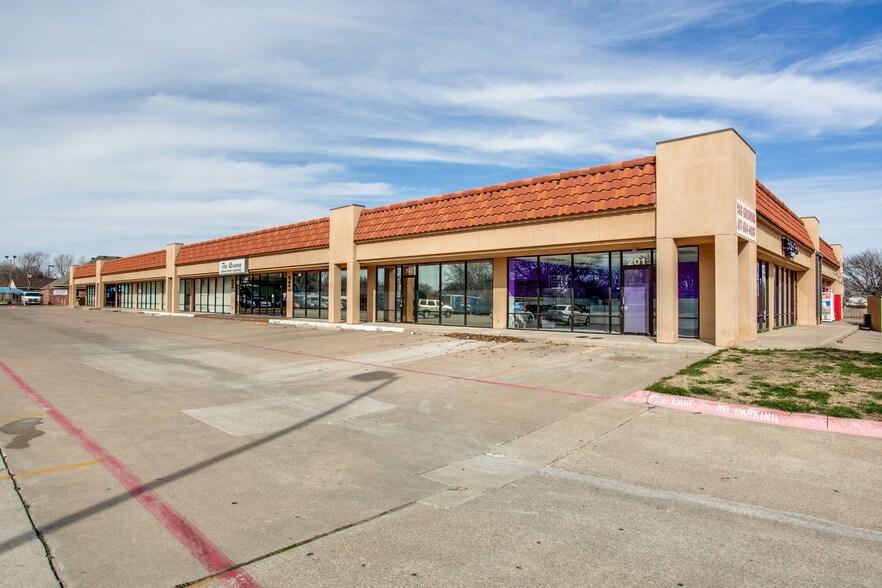 More Photos Of 101 W Glade Rd, Euless Unknown For Lease