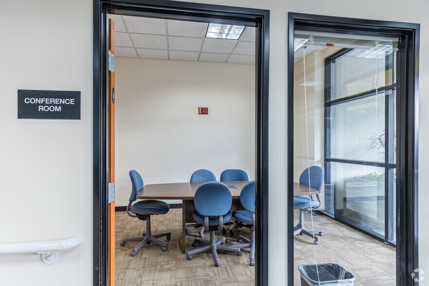 More Photos Of 12655 SW Center St, Beaverton Office For Lease