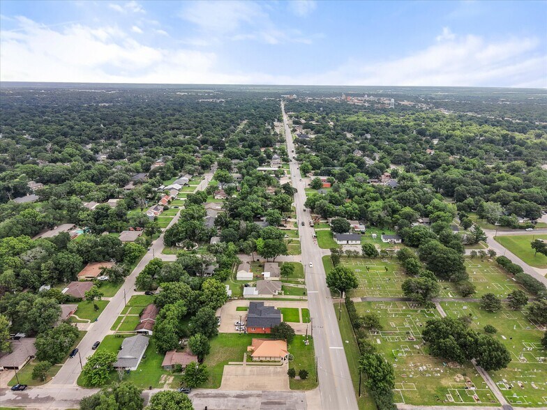 More Photos Of 2220 W 2nd Ave, Corsicana Office For Sale
