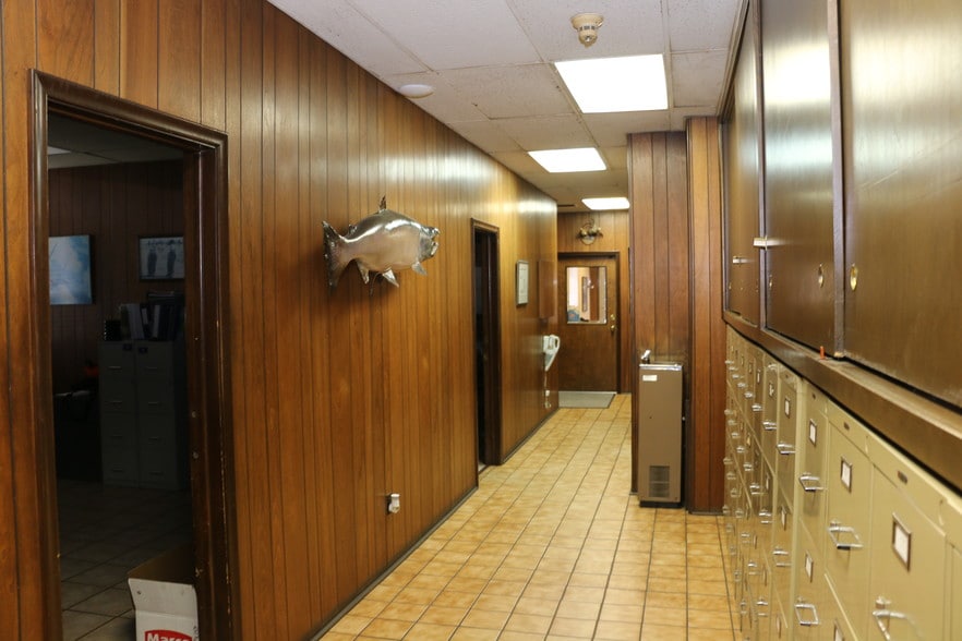 More Photos Of 28530 Reynolds St, Inkster Manufacturing For Lease