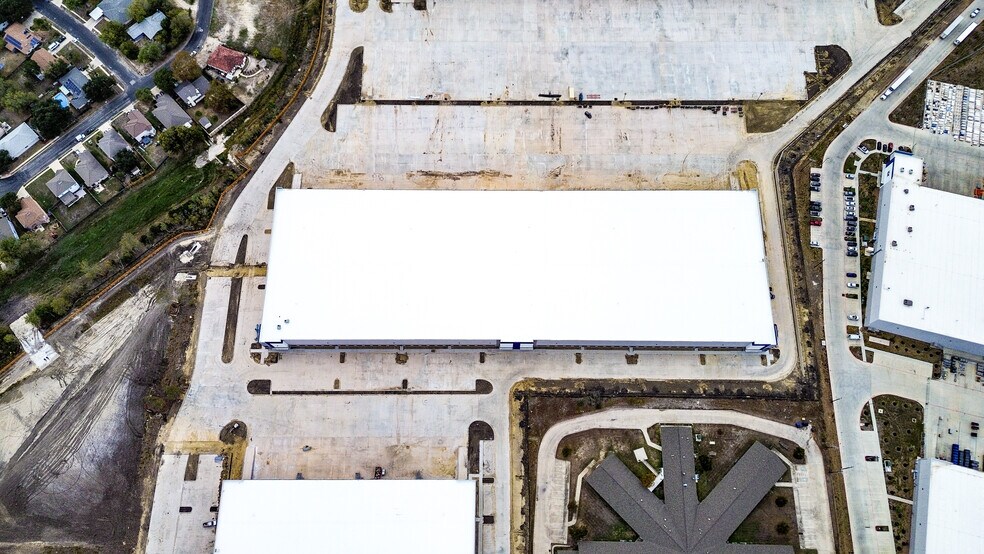 More Photos Of 5327 Eisenhauer Rd, San Antonio Unknown For Lease