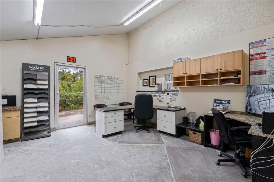 More Photos Of 1434 Market Cir, Port Charlotte Warehouse For Sale