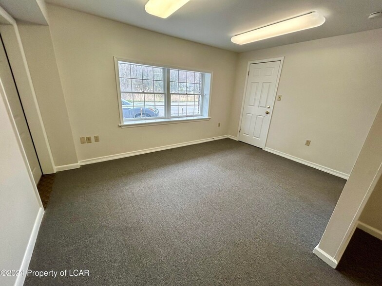 More Photos Of 486 S Mountain Blvd, Mountain Top Freestanding For Lease