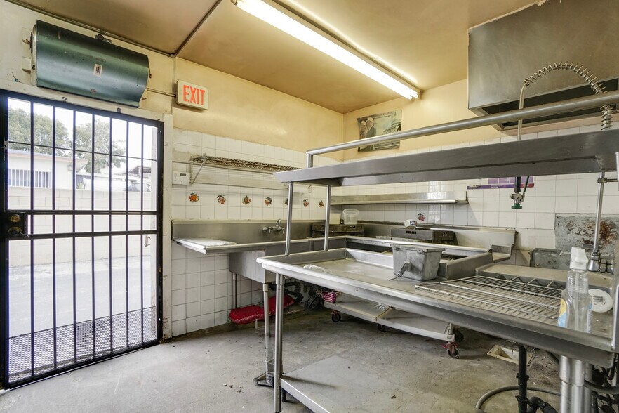 More Photos Of 1825 E Vista Way, Vista Restaurant For Sale