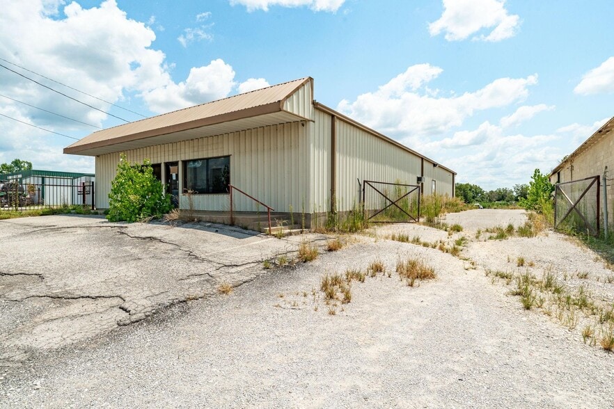More Photos Of 1208 E Washington St, Stephenville Industrial For Sale