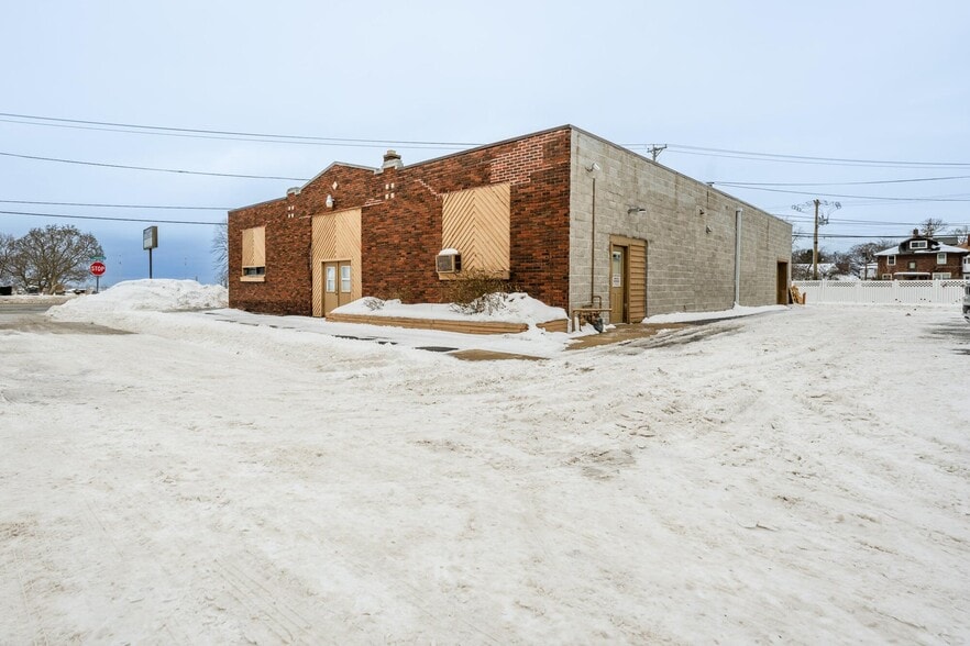 More Photos Of 1719 Lakeshore Dr, Saint Joseph General Retail For Sale