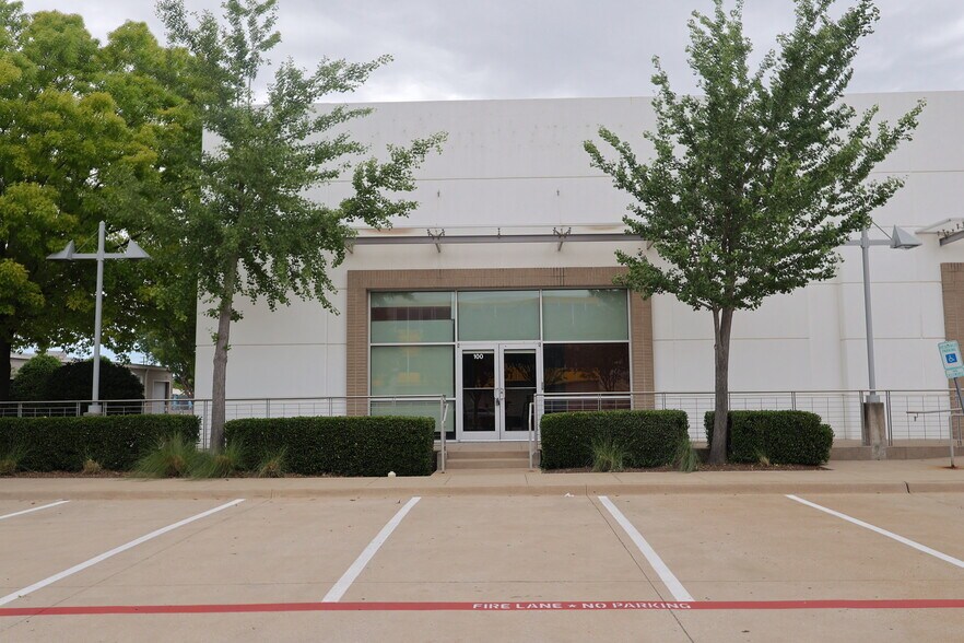 More Photos Of 2727 W Mockingbird Ln, Dallas Unknown For Lease