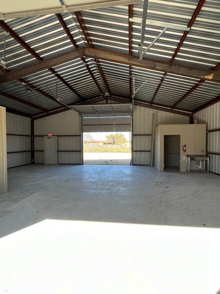More Photos Of 40 Sauder Dr, New Braunfels Warehouse For Lease