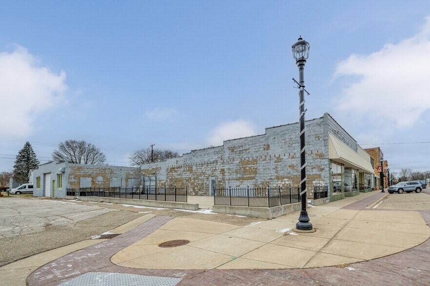 More Photos Of 9004 First St, Baroda General Retail For Sale