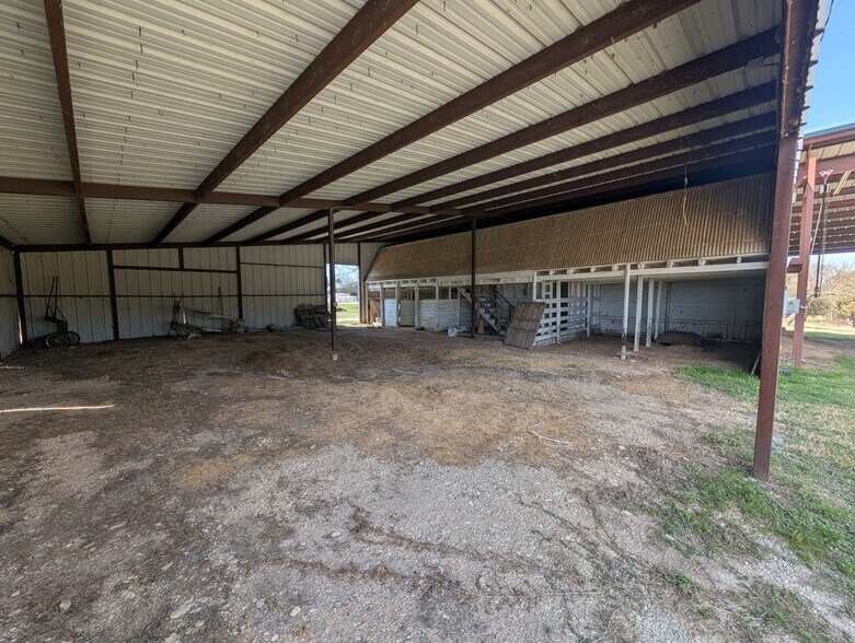 More Photos Of 843 Sundown Dr, Woodway Industrial For Lease