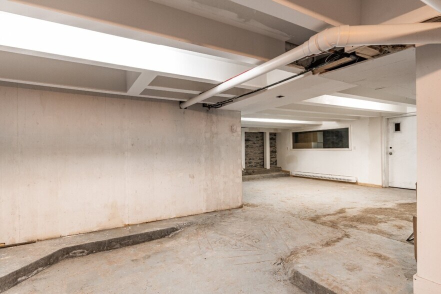 More Photos Of 425 Rue Rachel E, Montréal General Retail For Sale