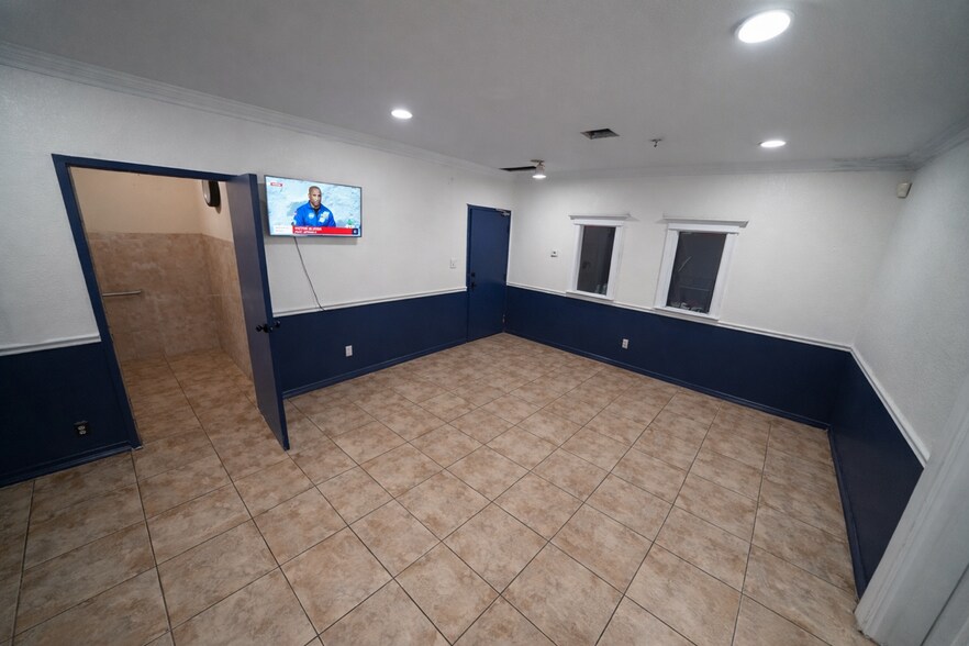 More Photos Of 587 105th Ave N, West Palm Beach Light Distribution For Lease