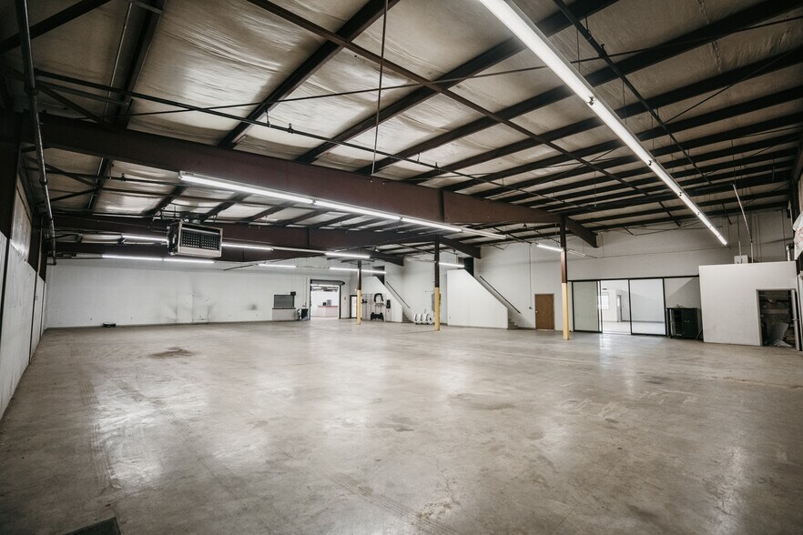More Photos Of 2905 W Oakland Ave, Austin Auto Dealership For Sale