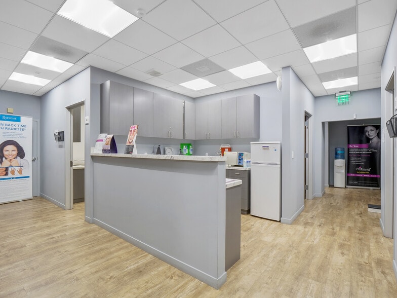 More Photos Of 19100 Ventura Blvd, Tarzana Storefront Retail Office For Lease