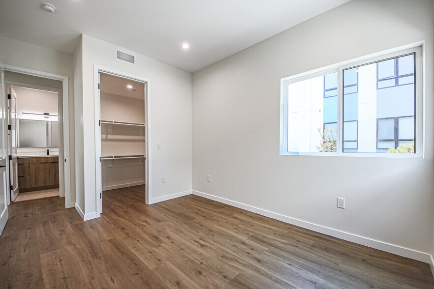 More Photos Of 2129 Aaron St, Los Angeles Apartments For Sale