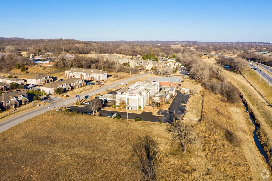 More Photos Of 7852 W Parkway Blvd, Tulsa Hotel For Sale