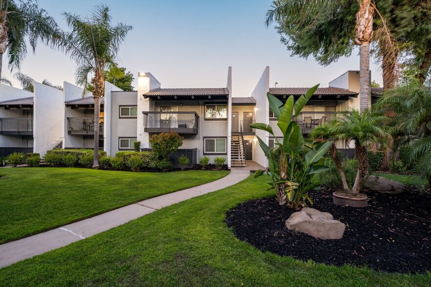 More Photos Of 1577 E Bulldog Ln, Fresno Apartments For Sale