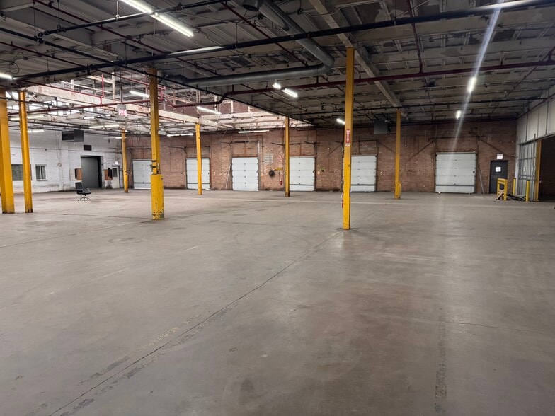 More Photos Of 4532 S Kolin Ave, Chicago Manufacturing For Lease