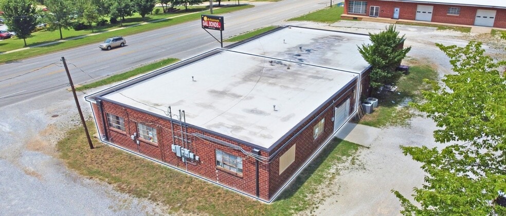 More Photos Of 2650 S School Ave, Fayetteville Flex For Lease