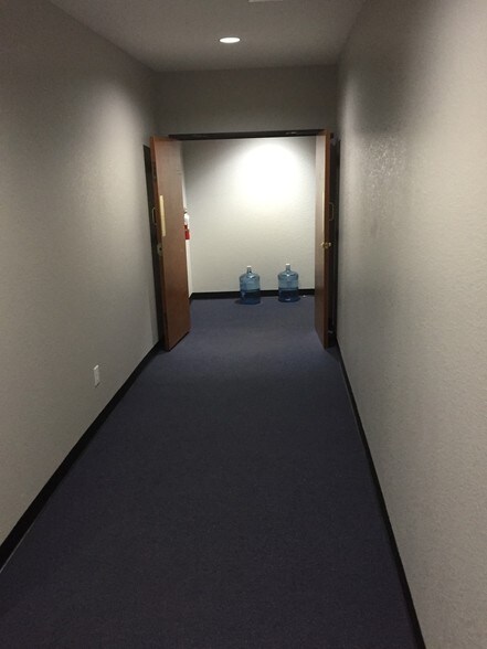 More Photos Of 337 Oaks Trl, Garland Office For Lease