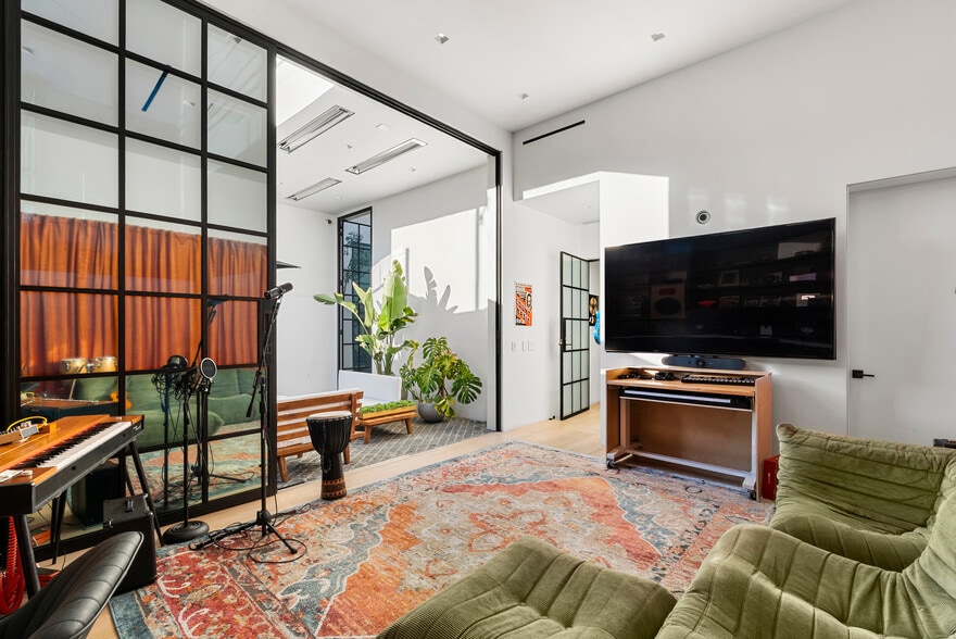 More Photos Of 1346 Abbot Kinney Blvd, Venice Office For Sale