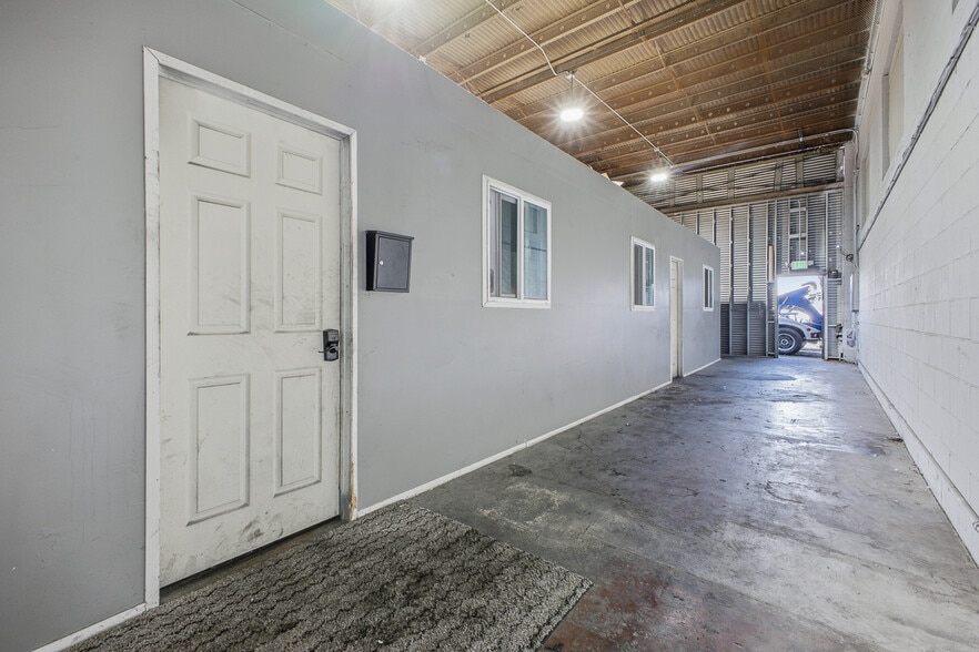 More Photos Of 818-828 E Manchester Ave, Los Angeles Warehouse For Sale