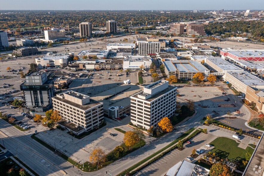 More Photos Of 2-564 Oakbrook Ctr, Oak Brook Unknown For Lease