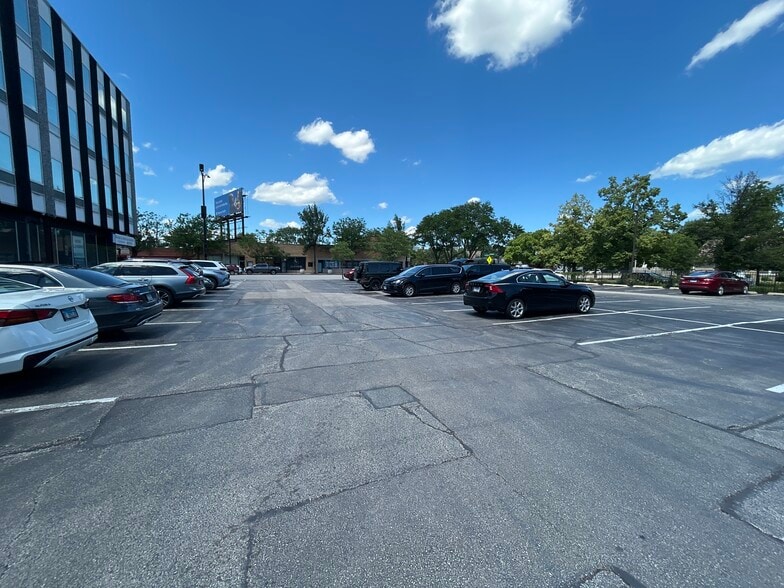 More Photos Of 4747 W Peterson Ave, Chicago Office For Lease