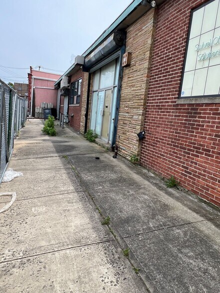 More Photos Of 23 Nassau Ave, Inwood Warehouse For Lease