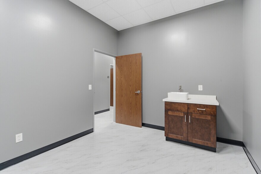 More Photos Of 685 E Grand Blvd, Corona Storefront Retail Office For Lease