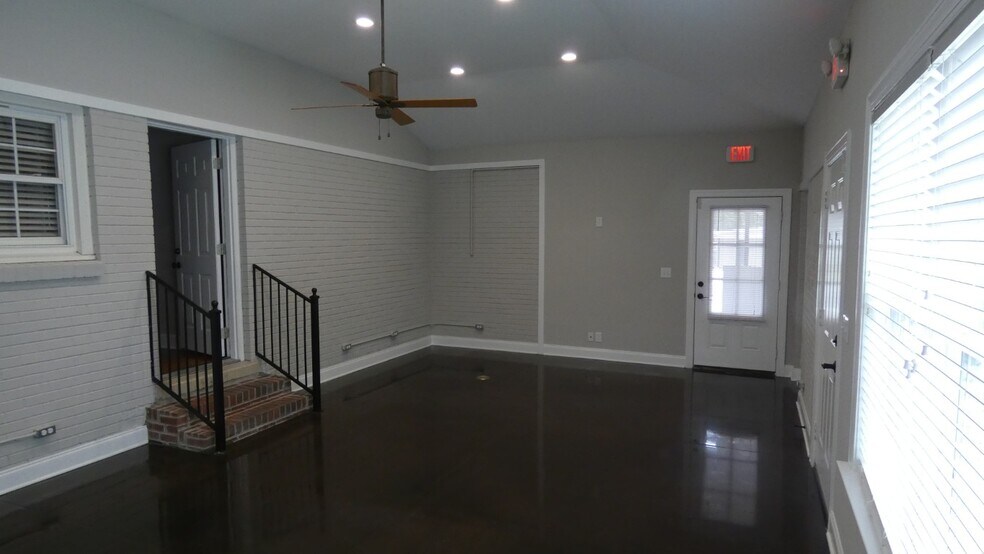 More Photos Of 2911 Middle Tennessee Blvd, Murfreesboro Office Residential For Lease