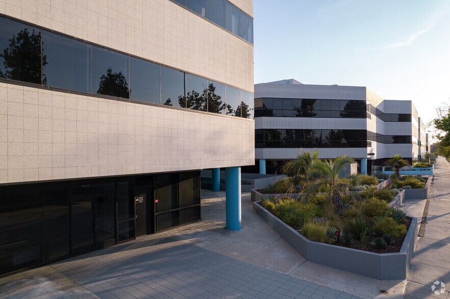 More Photos Of 6345 Balboa Blvd, Encino Unknown For Lease