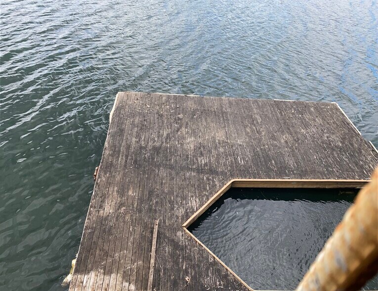 More Photos Of 18645 Highway 99E, Oregon City Showroom For Sale