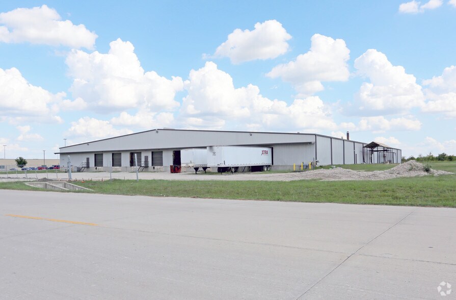 More Photos Of 1520 E Wintergreen Rd, Hutchins Distribution For Lease