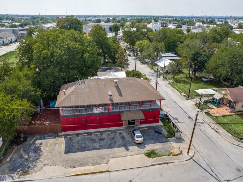 More Photos Of 226 E Fest St, San Antonio Restaurant For Sale
