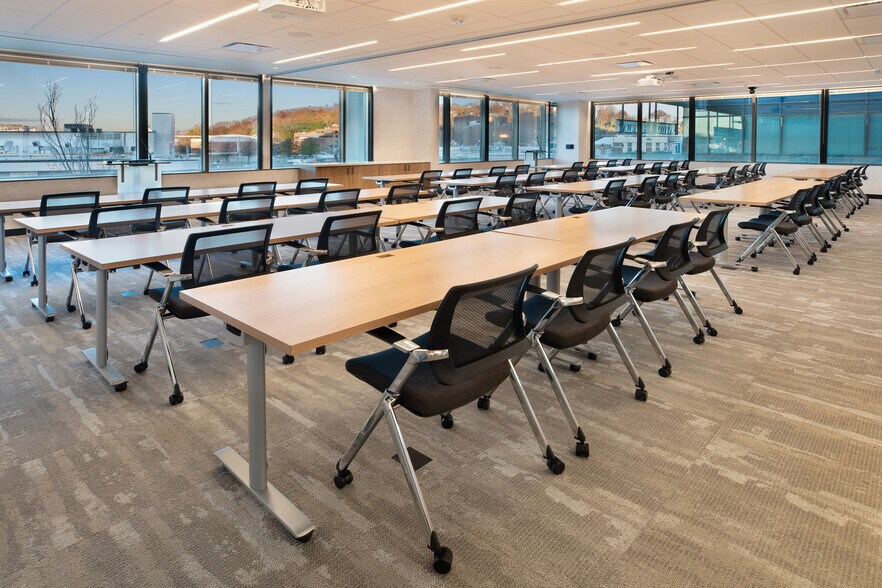 More Photos Of 3550 S Clark St, Arlington Office For Lease