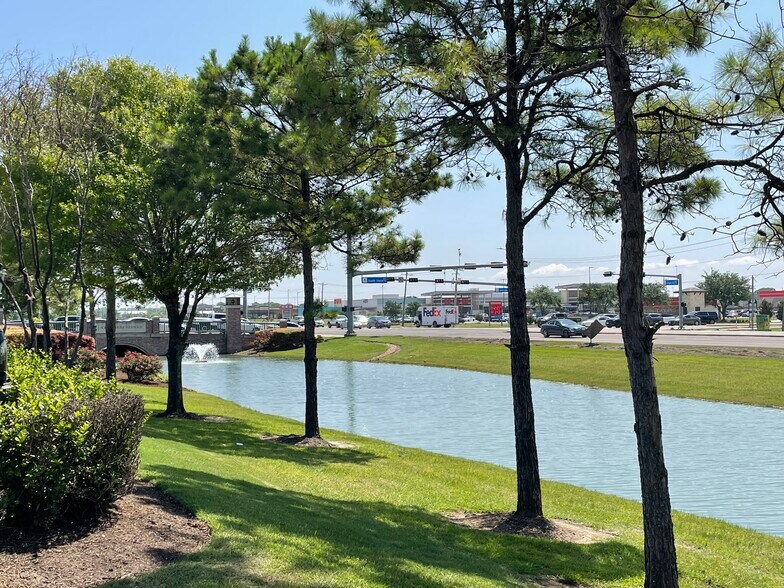 More Photos Of 2556 League City Parkway, League City Freestanding For Lease